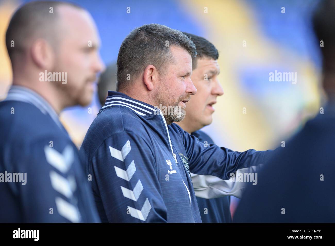 Warrington, Großbritannien. 29. April 2022. Warrington, England -29.. April 2022 - Wigan Warriors Assistant Coach Lee Briers teilt die Meinung mit Wigan Warriors Head Coach Matt Peet. Rugby League Betfred Super League Round 10 Warrington Wolves vs Wigan Warriors at Halliwell Jones Stadium, Warrington, UK Dean Williams Credit: Dean Williams/Alamy Live News Stockfoto