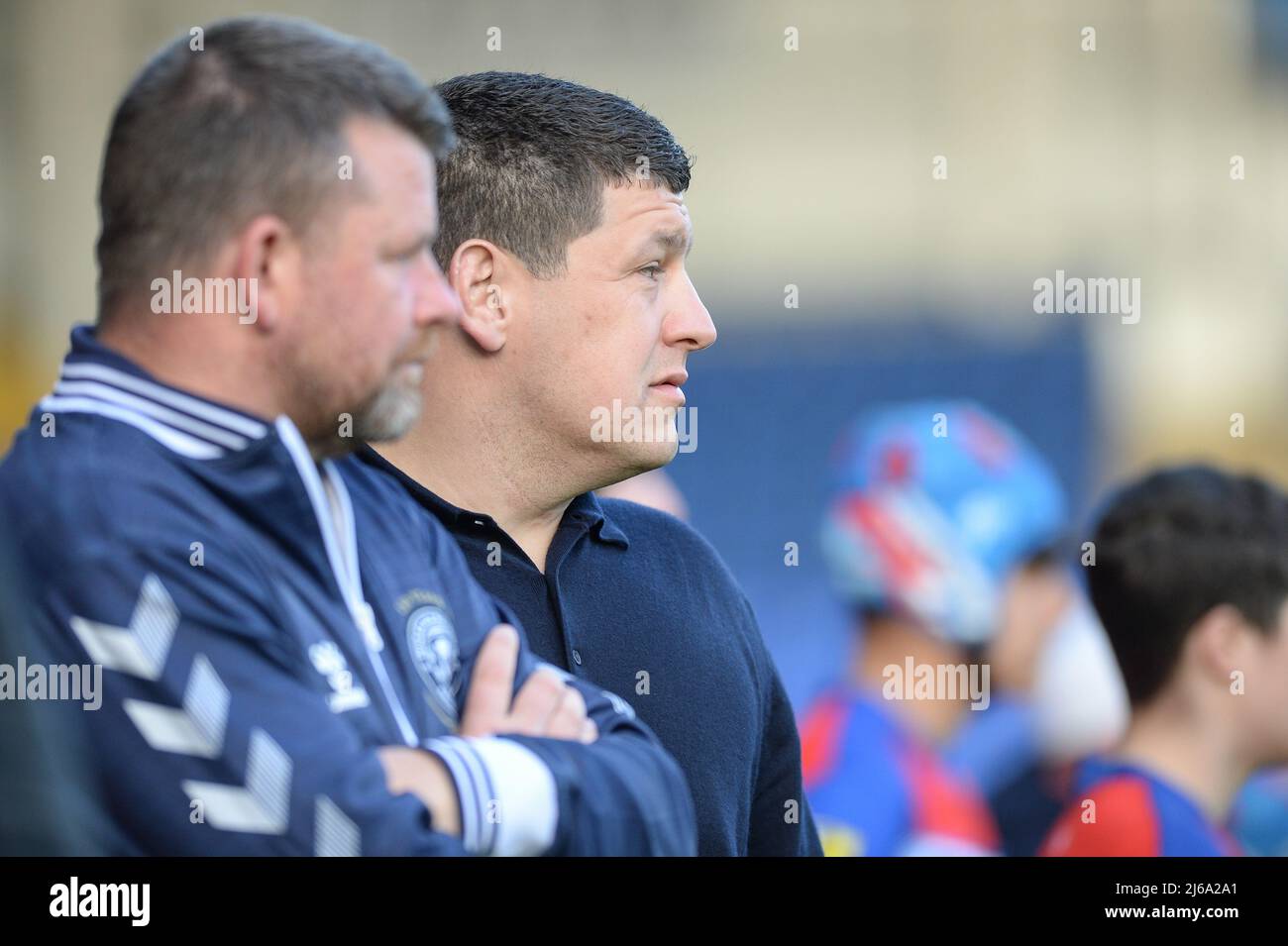 Warrington, Großbritannien. 29. April 2022. Warrington, England -29.. April 2022 - Wigan Warriors Assistant Coach Lee Briers teilt die Meinung mit Wigan Warriors Head Coach Matt Peet. Rugby League Betfred Super League Round 10 Warrington Wolves vs Wigan Warriors at Halliwell Jones Stadium, Warrington, UK Dean Williams Credit: Dean Williams/Alamy Live News Stockfoto