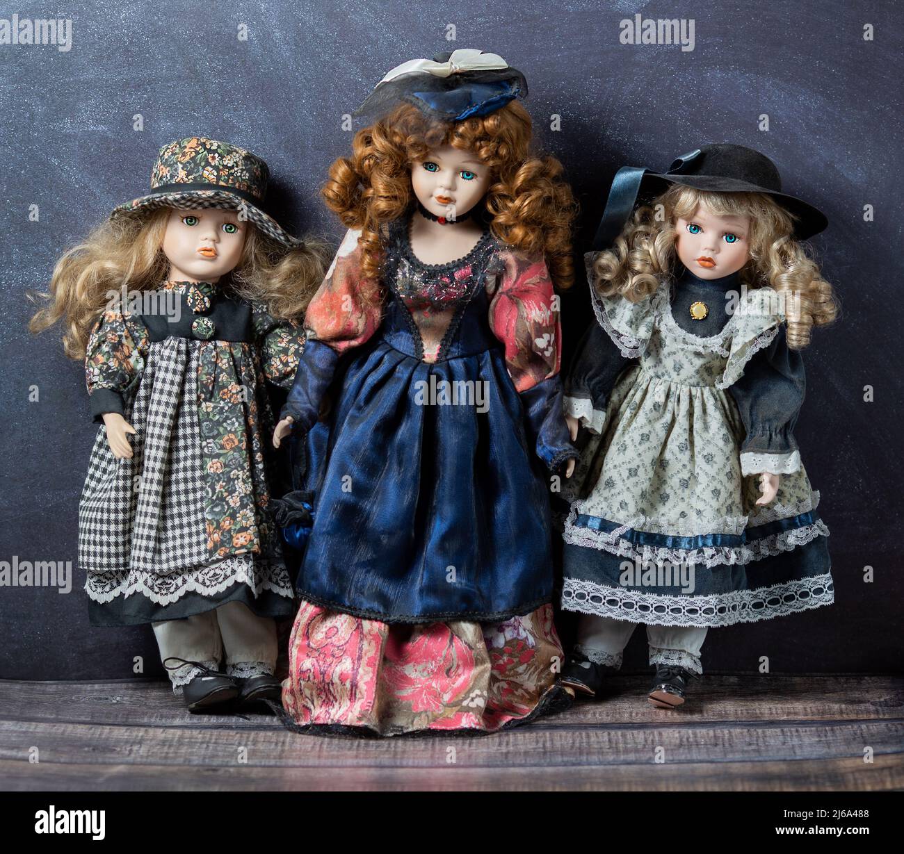 Erstaunlich realistische Vintage 3 Spielzeug mit blauen und grünen Augen.die Puppen in einem schönen farbigen Kleidern gekleidet. Selektiver Fokus. Porzellanpuppen. Stockfoto