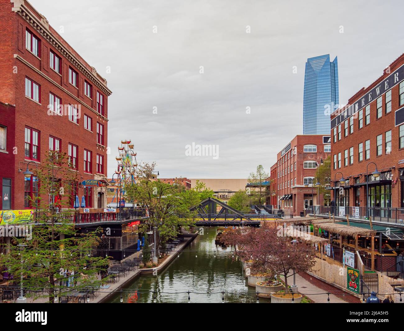Oklahoma, APR 16 2022 - Bewölkter Blick auf die Bricktown Stockfoto