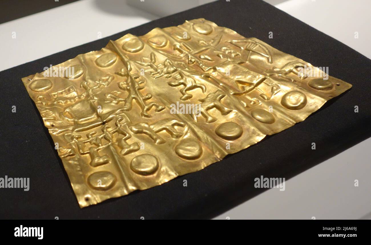 Goldenes Armband, Huari-Kultur. Dauerausstellung Museo de America Madrid Spanien. Stockfoto
