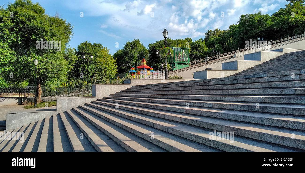 ODESSA, UKRAINE - 11. JUNI 2019: Dies ist die Potemkin-Treppe und eine Seilbahn-Kabine, die am Istanbuler Park vorbei zum Seehafen führt. Stockfoto