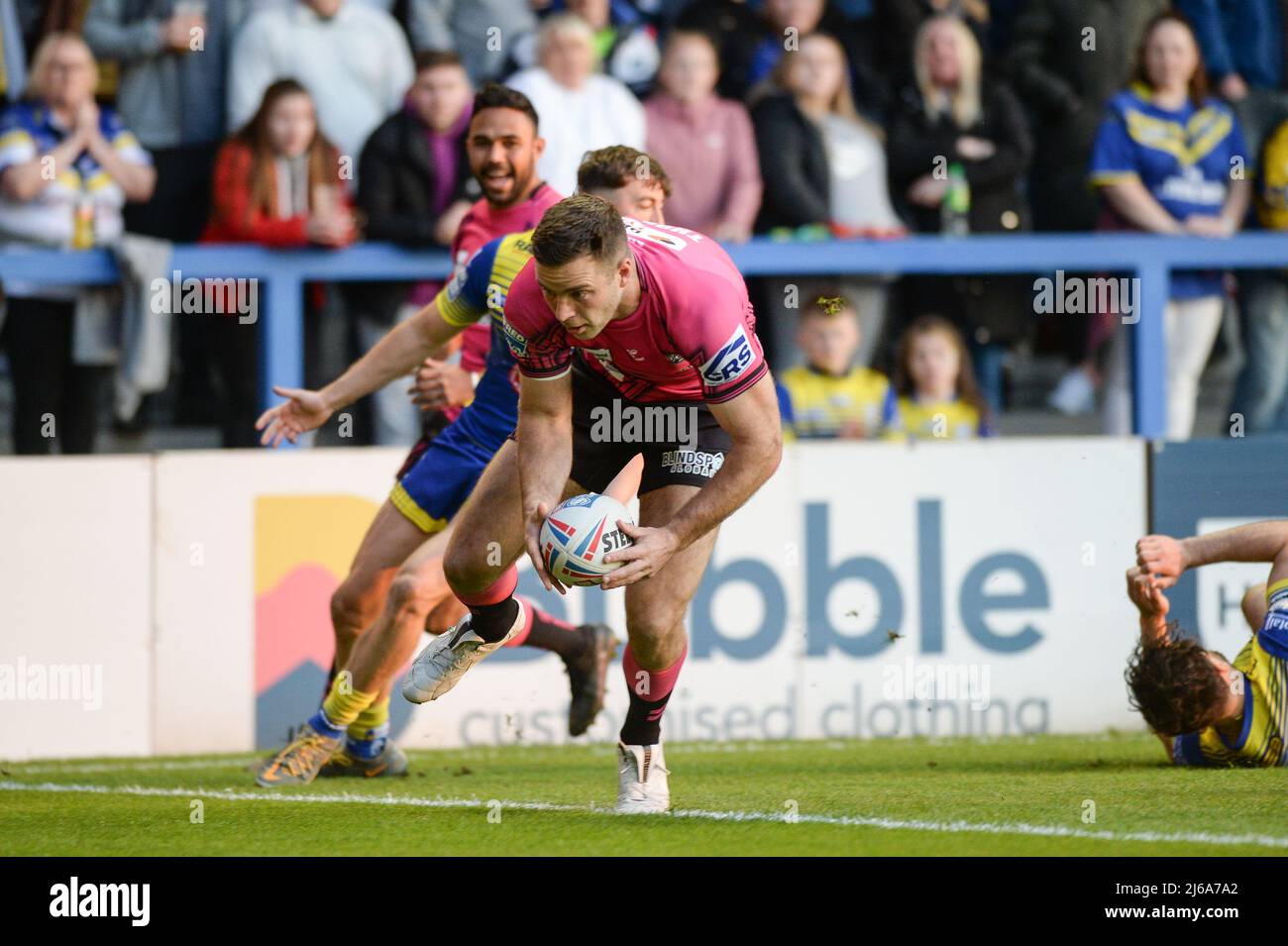 Warrington, Großbritannien. 29. April 2022. Warrington, England -29.. April 2022 - Iain Thornley von Wigan Warriors erzielt eine Chance Rugby League Betfred Super League Runde 10 Warrington Wolves vs Wigan Warriors im Halliwell Jones Stadium, Warrington, Großbritannien Dean Williams Credit: Dean Williams/Alamy Live News Stockfoto