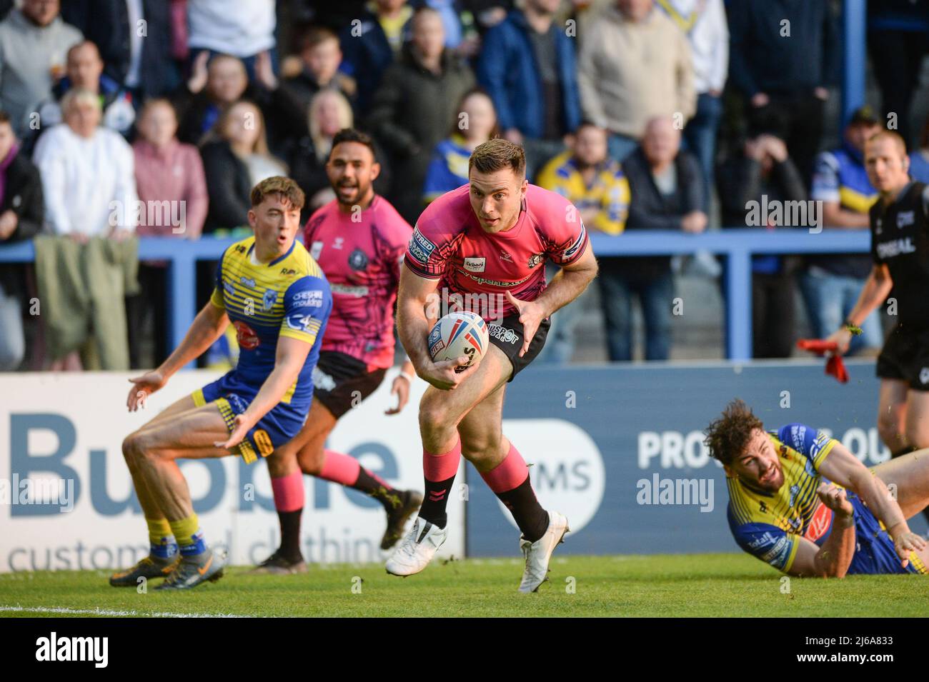 Warrington, Großbritannien. 29. April 2022. Warrington, England -29.. April 2022 - Iain Thornley von Wigan Warriors erzielt eine Chance Rugby League Betfred Super League Runde 10 Warrington Wolves vs Wigan Warriors im Halliwell Jones Stadium, Warrington, Großbritannien Dean Williams Credit: Dean Williams/Alamy Live News Stockfoto