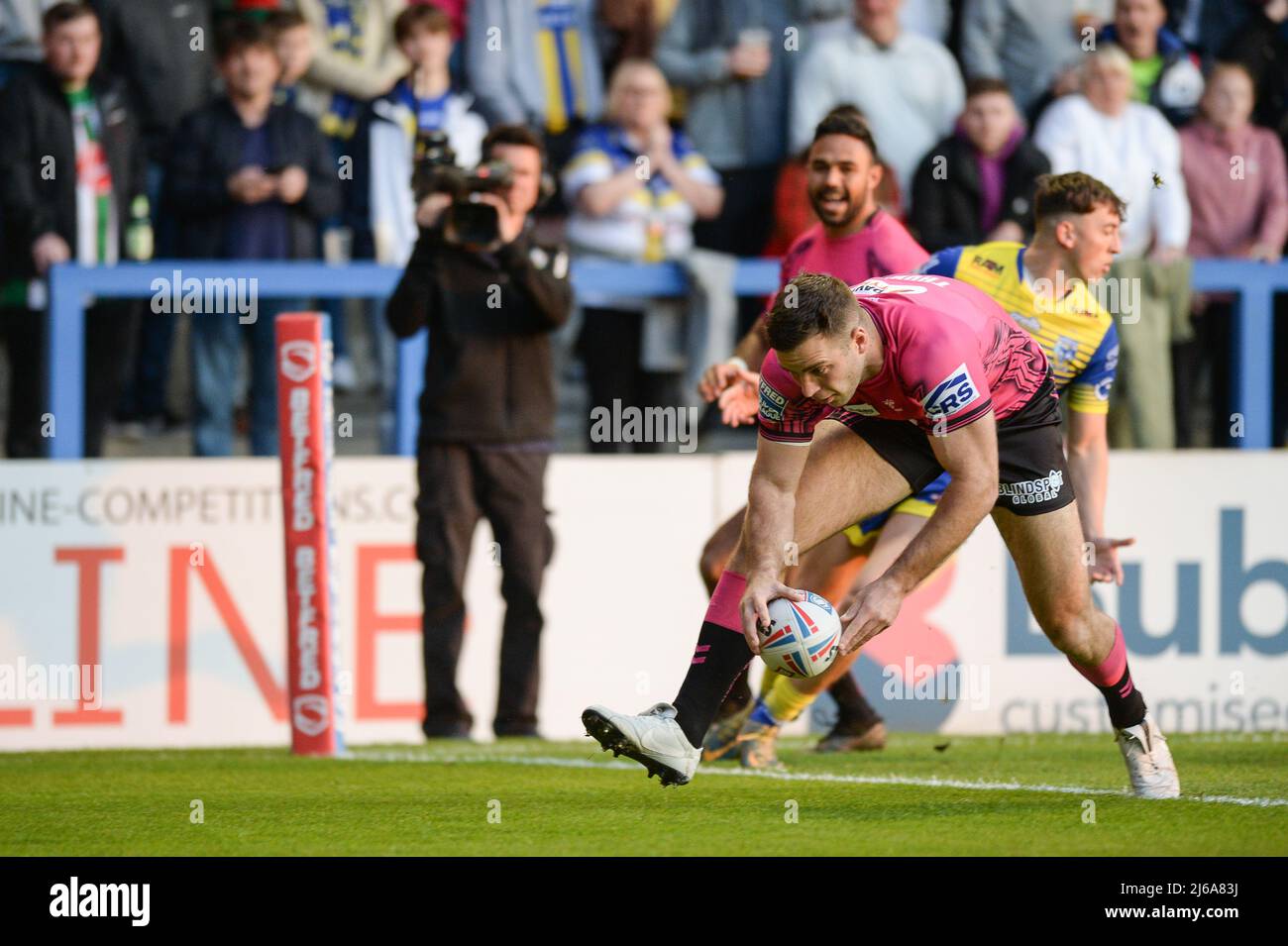 Warrington, Großbritannien. 29. April 2022. Warrington, England -29.. April 2022 - Iain Thornley von Wigan Warriors erzielt eine Chance Rugby League Betfred Super League Runde 10 Warrington Wolves vs Wigan Warriors im Halliwell Jones Stadium, Warrington, Großbritannien Dean Williams Credit: Dean Williams/Alamy Live News Stockfoto