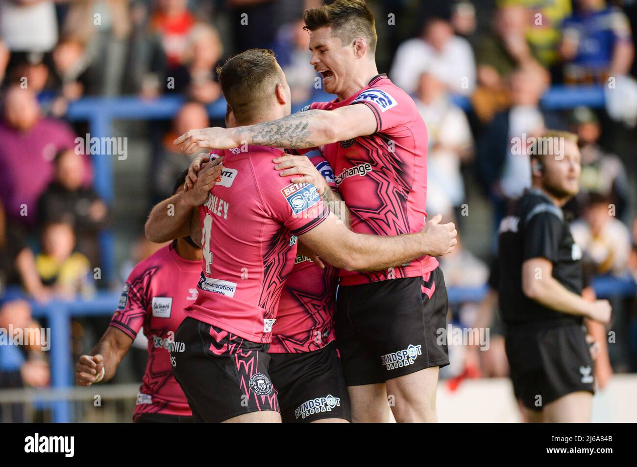 Warrington, Großbritannien. 29. April 2022. Warrington, England -29.. April 2022 - Iain Thornley von Wigan Warriors feiert mit John Bateman einen Versuch. Rugby League Betfred Super League Round 10 Warrington Wolves vs Wigan Warriors at Halliwell Jones Stadium, Warrington, UK Dean Williams Credit: Dean Williams/Alamy Live News Stockfoto