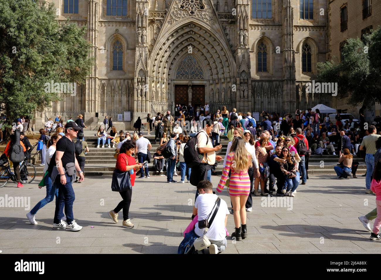 Festliche Menschenmassen vor der Kathedrale von Barcelona Stockfoto