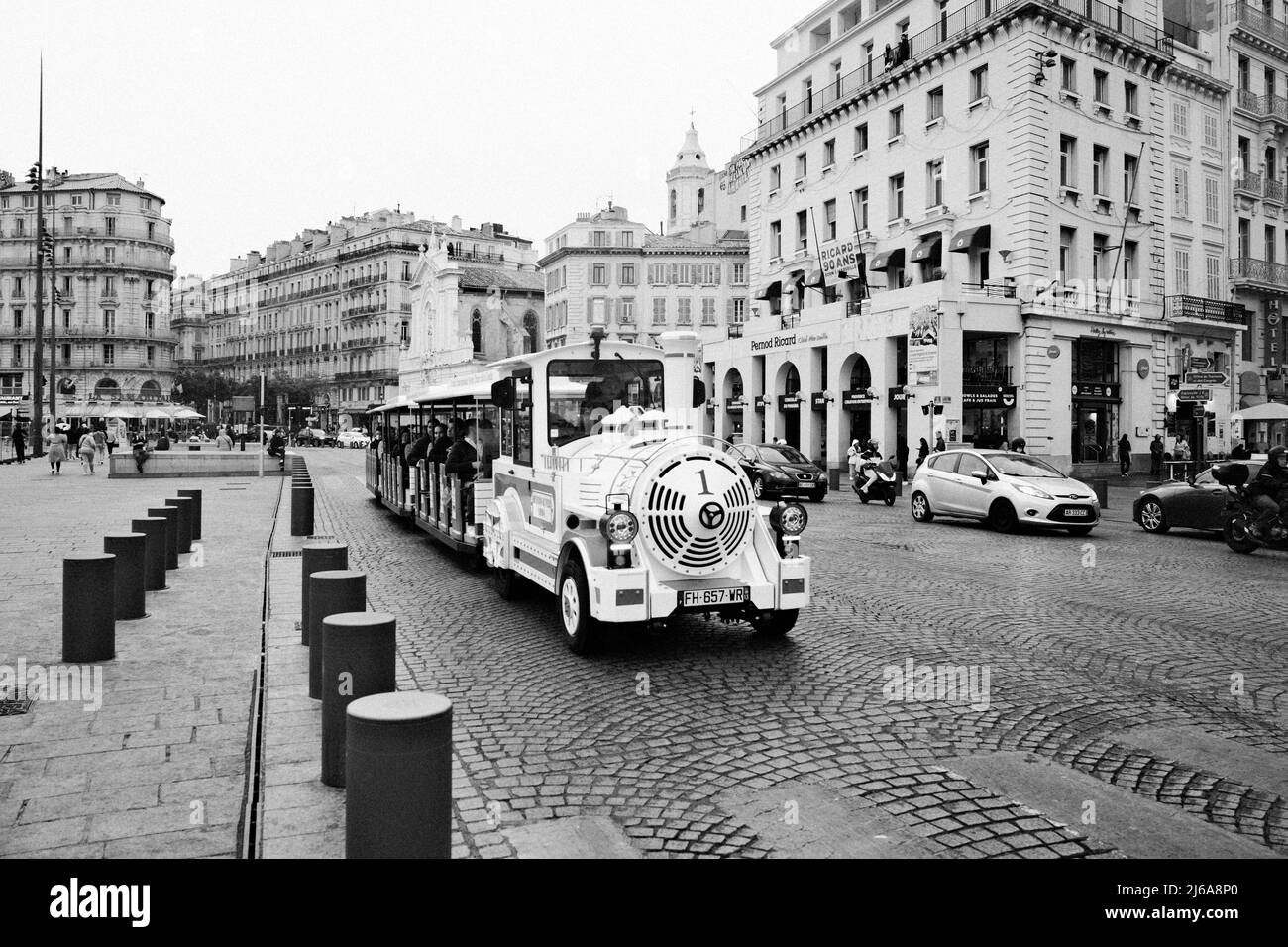 Tourist Train fährt durch die Straßen von Marseille, Frankreich in Schwarz und Weiß Stockfoto