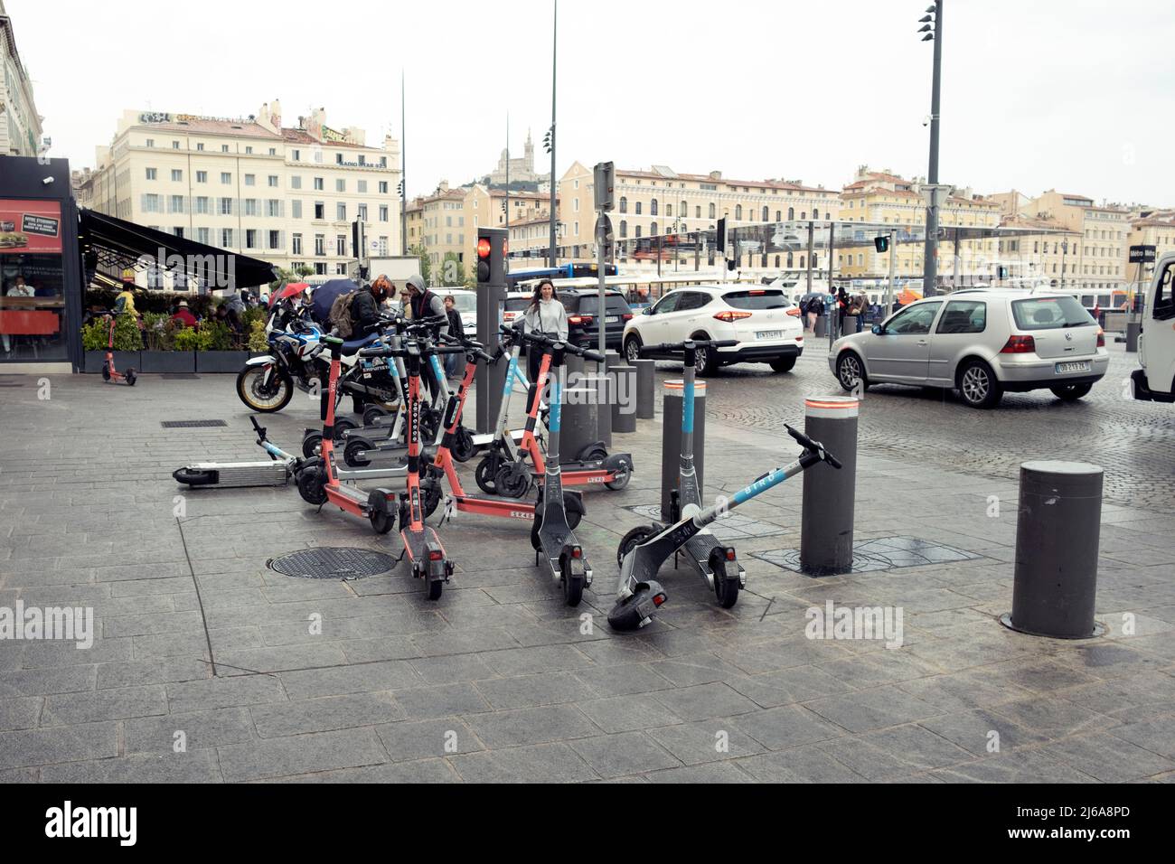 Vermietung von Motorroller entlang der Straße in Marseille, Frankreich Stockfoto