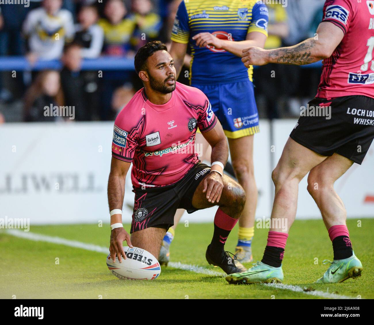 Warrington, Großbritannien. 29. April 2022. Warrington, England -29. April 2022 - Bevan French of Wigan Warriors gibt einen Versuch ab. Rugby League Betfred Super League Round 10 Warrington Wolves vs Wigan Warriors at Halliwell Jones Stadium, Warrington, UK Dean Williams Credit: Dean Williams/Alamy Live News Stockfoto