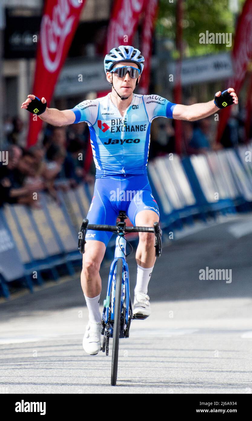 Lena, Spanien. 29.. April 2022. Der britische Radfahrer Simon Yates (Team BikeExchange - Jayco) gewinnt die Etappe 1. des Radrennens „Vuelta a Asturias“ (to Stockfoto