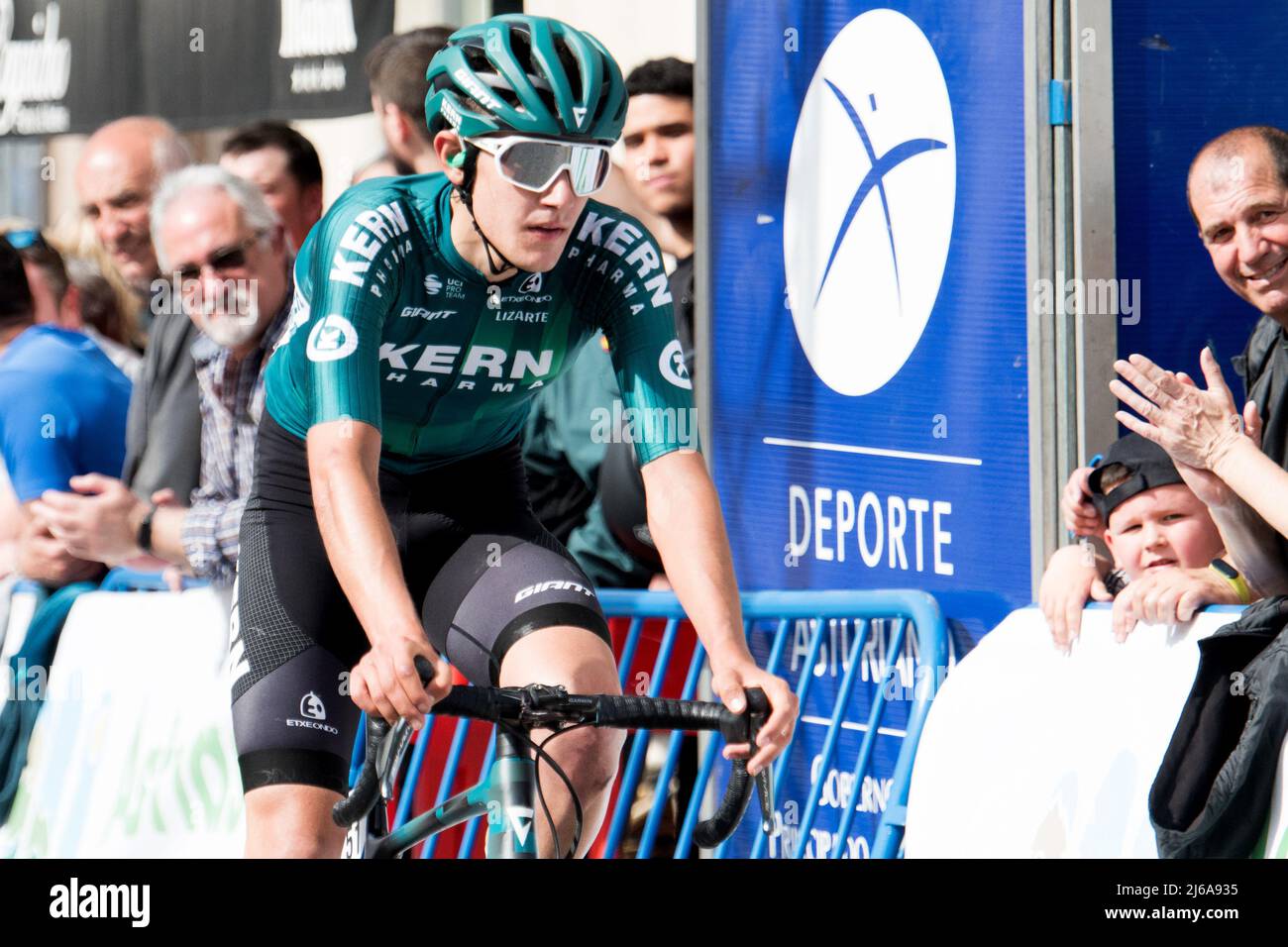 Lena, Spanien. 29.. April 2022. Igor Arrieta (Equipo Kern Pharma) beendet die Etappe 1. des Radrennens "Vuelta a Asturias" (Tour of Asturias) Wette Stockfoto