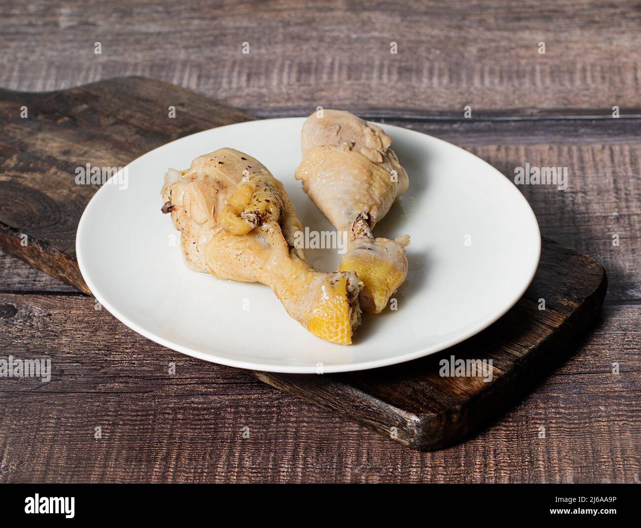 Hühnerschenkel auf dunklem Holzhintergrund, Stockfoto, selektiver Fokus Stockfoto