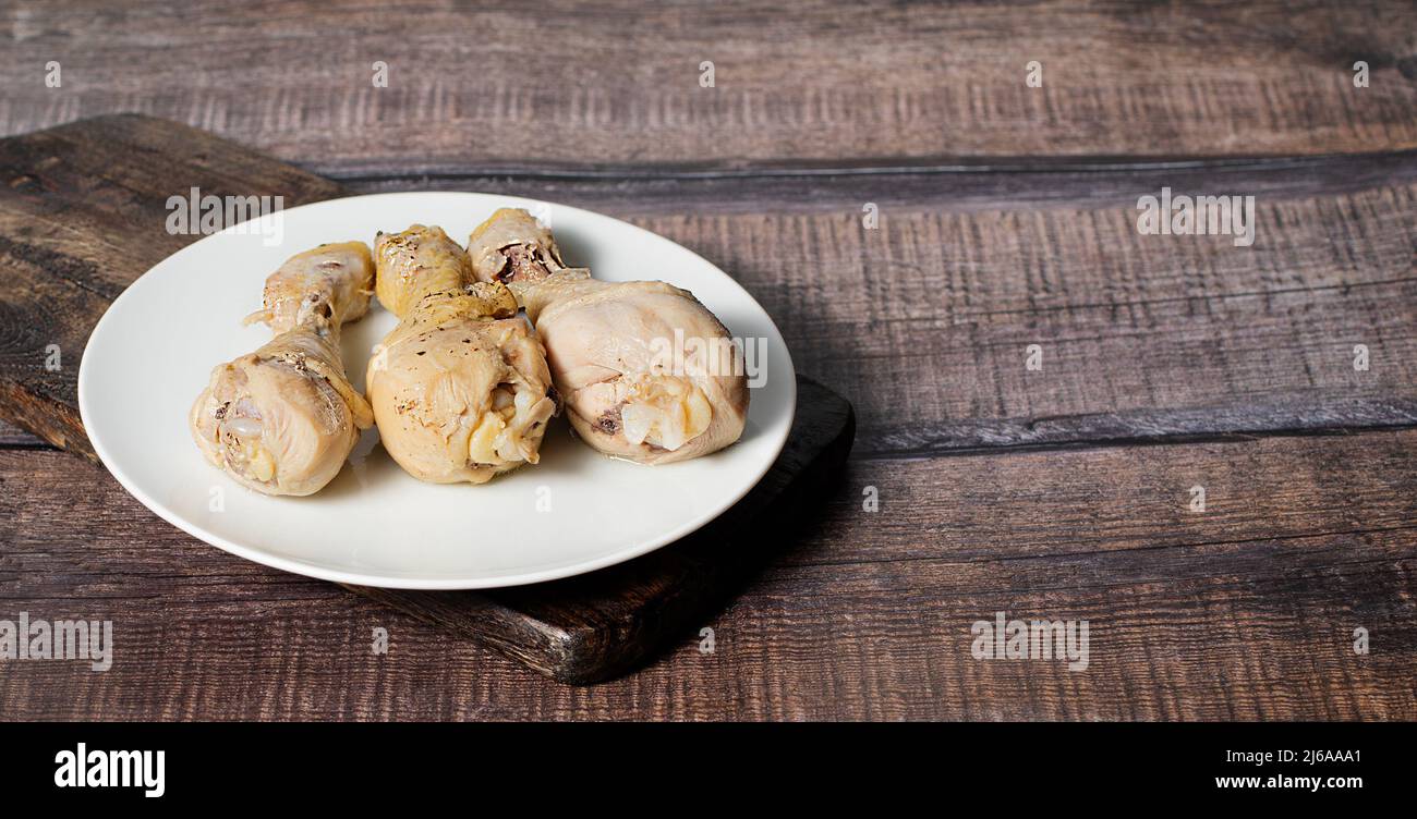 Hühnerschenkel auf dunklem Holzhintergrund, Stockfoto, selektiver Fokus Stockfoto