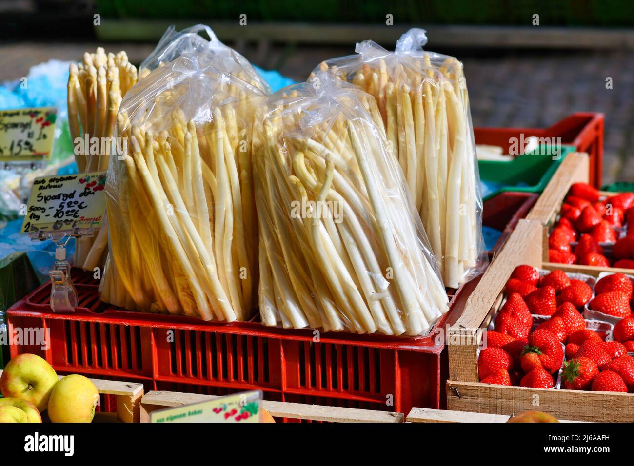 Freiburg, Deutschland - April 2022: Weiße Spargelgemüse am Marktstand Stockfoto