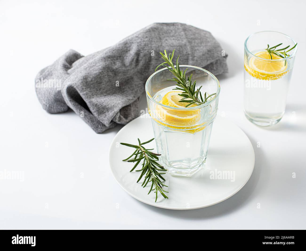 Zwei Gläser mit frischem Zitronenwasser oder hausgemachter