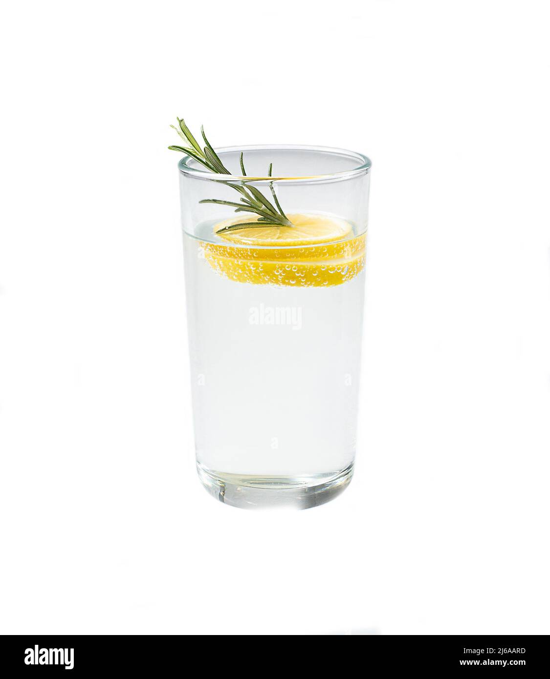 Glas mit frischem Zitronenwasser oder hausgemachter Limonade und Rosmarin auf weißem Hintergrund, Stockfoto Stockfoto