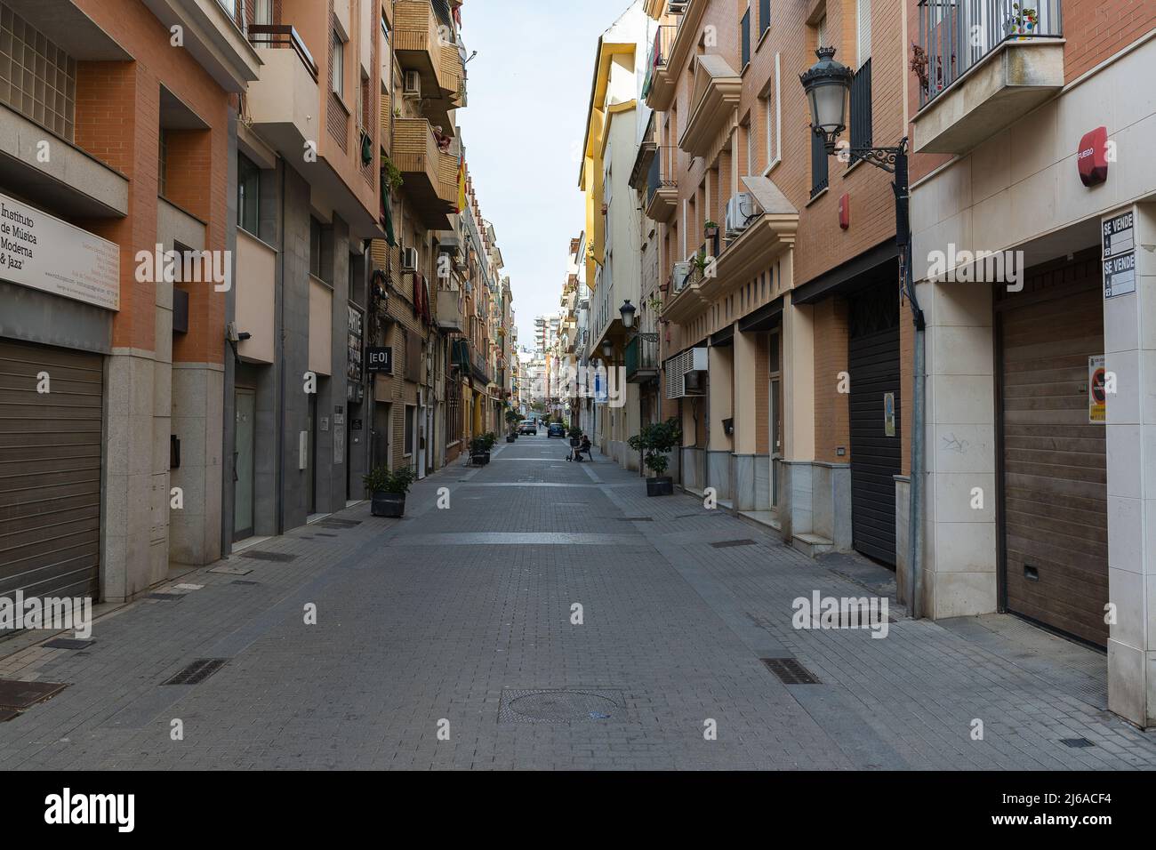 HUELVA, SPANIEN - 17. APRIL 2022: Eine der Straßen von der Altstadt von Huelva Stockfoto