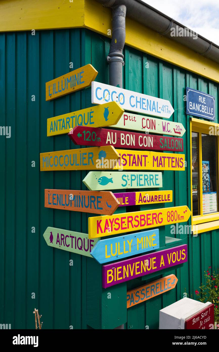 Wegweiser auf der Seite einer Hütte, Ile d'Oleron Stockfoto