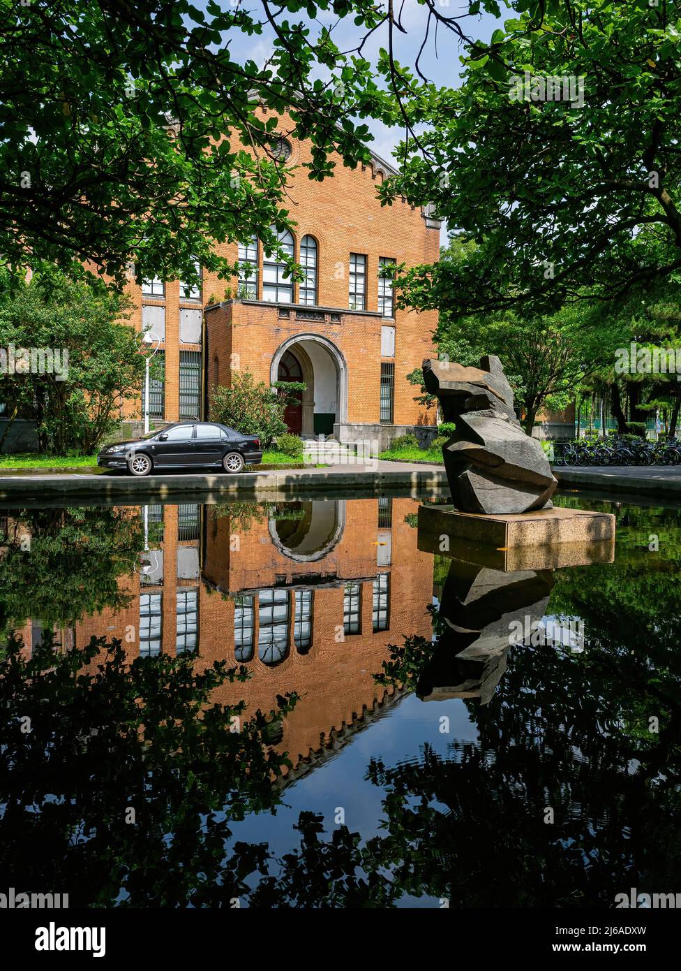 Taipeh, 1 2014. JULI - Sonnenansicht der Ju Ming-Kunstskulptur auf dem NTU-Campus Stockfoto