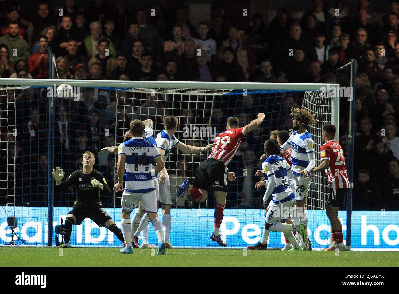 London, Großbritannien. 29. April 2022. Jack Robinson von Sheffield United (M) erzielt seinen Teams den zweiten Treffer. Spiel der EFL Skybet Championship, Queens Park Rangers gegen Sheffield Utd im Kiyan Prince Foundation Stadium, Loftus Road in London am Freitag, 29.. April 2022. Dieses Bild darf nur für redaktionelle Zwecke verwendet werden. Nur zur redaktionellen Verwendung, Lizenz für kommerzielle Nutzung erforderlich. Keine Verwendung bei Wetten, Spielen oder Veröffentlichungen in einem Club/einer Liga/einem Spieler. PIC von Steffan Bowen/Andrew Orchard Sports Photography/Alamy Live News Credit: Andrew Orchard Sports Photography/Alamy Live News Stockfoto