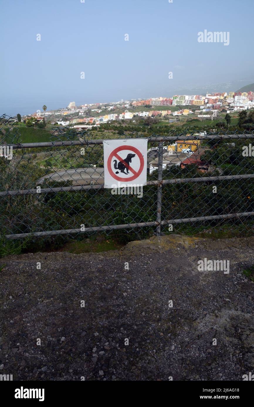 Ein spanisches Schild „No Dog Waste“ auf einem Bürgersteig in der Stadt Los Realejos, Teneriffa, Kanarische Inseln, Spanien. Stockfoto