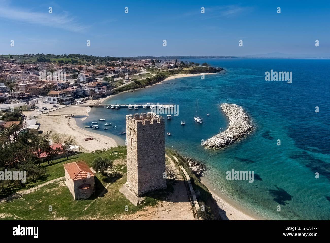 Luftaufnahme des byzantinischen Turms und des Strandes des Dorfes Nea Fokea auf der Halbinsel Kassandra Chalkidiki Griechenland Stockfoto