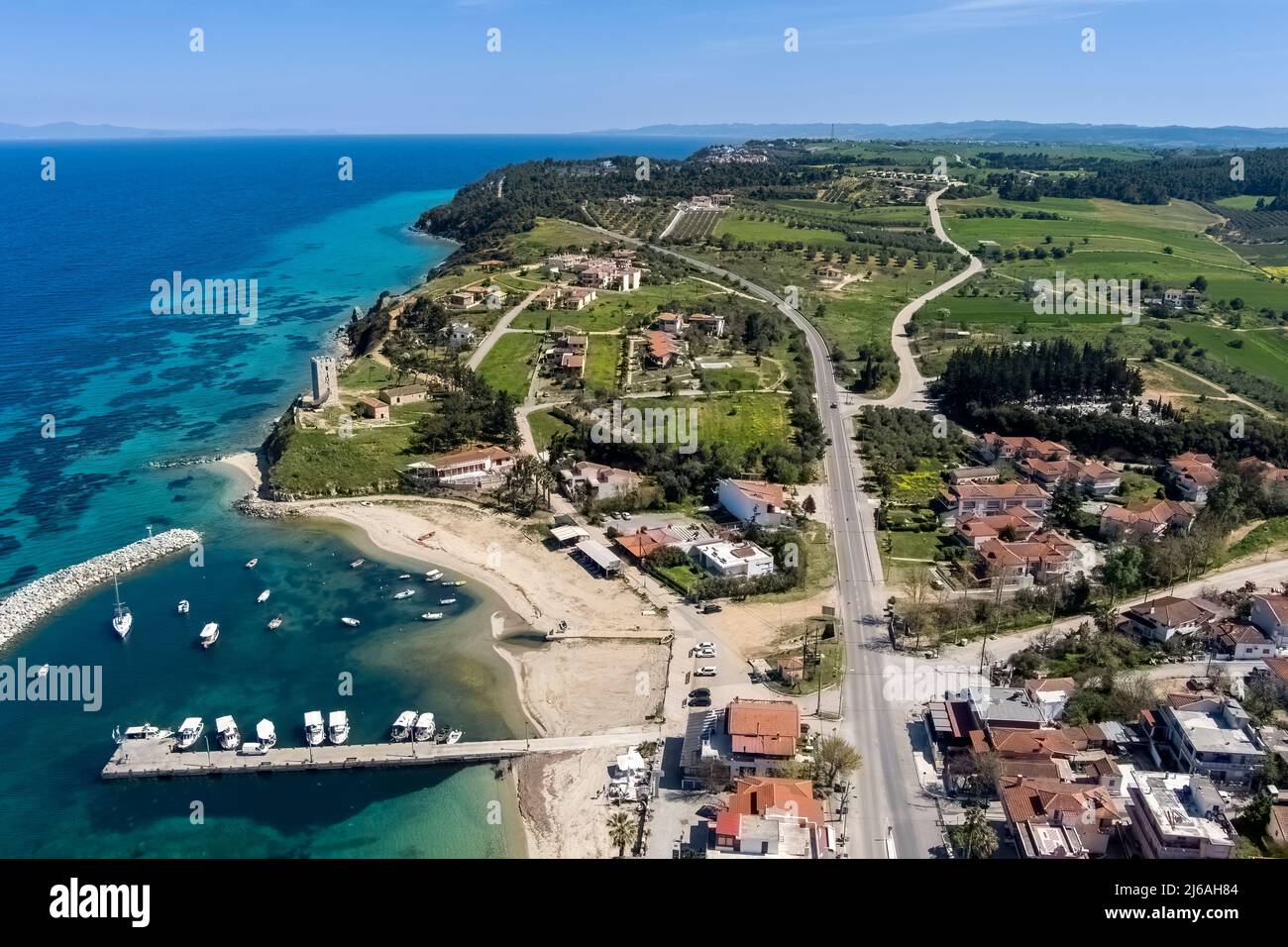 Luftaufnahme des byzantinischen Turms und des Strandes des Dorfes Nea Fokea auf der Halbinsel Kassandra Chalkidiki Griechenland Stockfoto