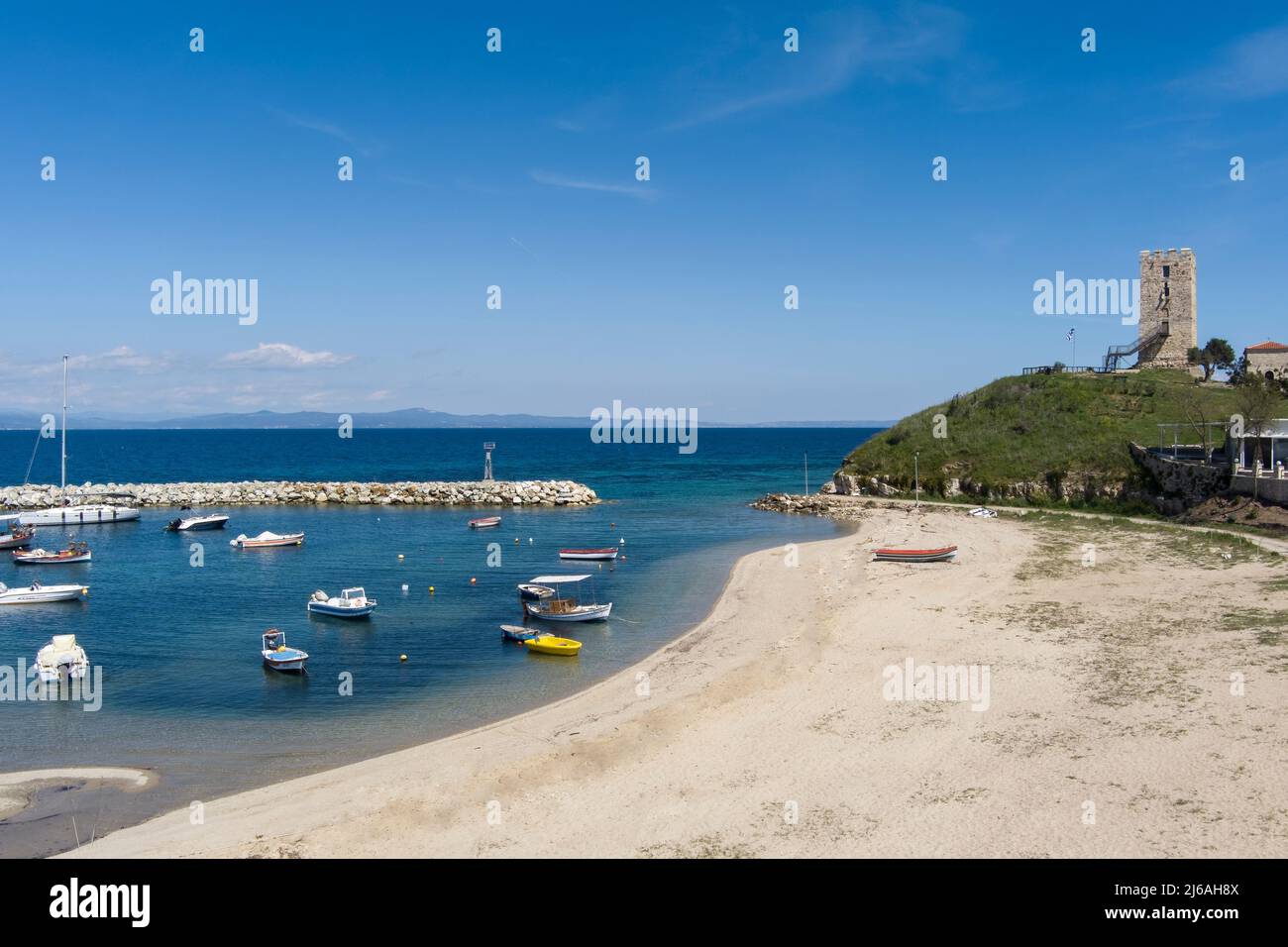 Luftaufnahme des byzantinischen Turms und des Strandes des Dorfes Nea Fokea auf der Halbinsel Kassandra Chalkidiki Griechenland Stockfoto