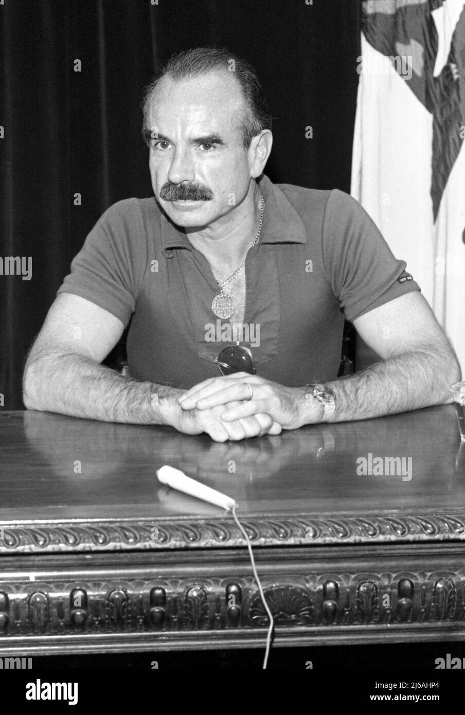 G. Gordon Liddy bei einer Pressekonferenz für Timothy Leary vs. G