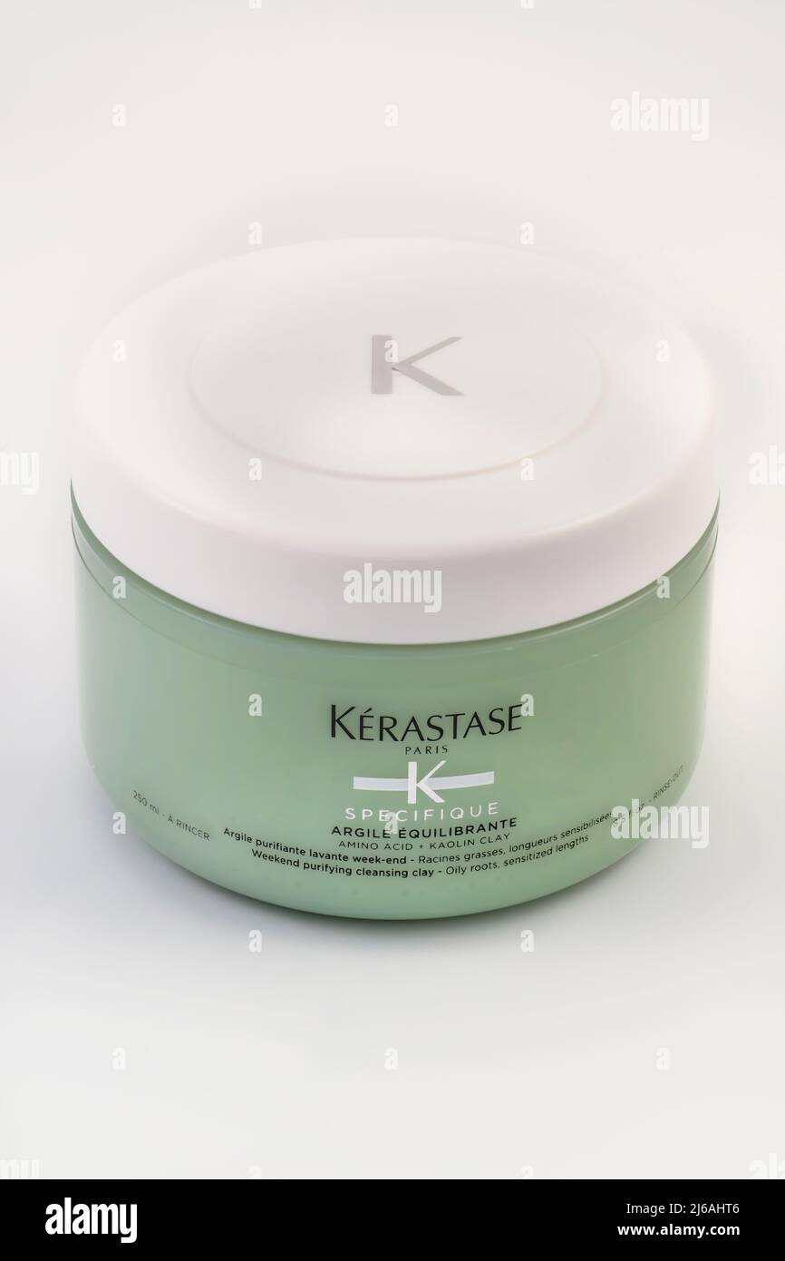 Kerastase Paris Specifique Argile Equilibrante Haarentgiftung Ton Aminosäure Shampoo auf 250 ml Behälter, die reinigt und reinigt die Haut. Stockfoto