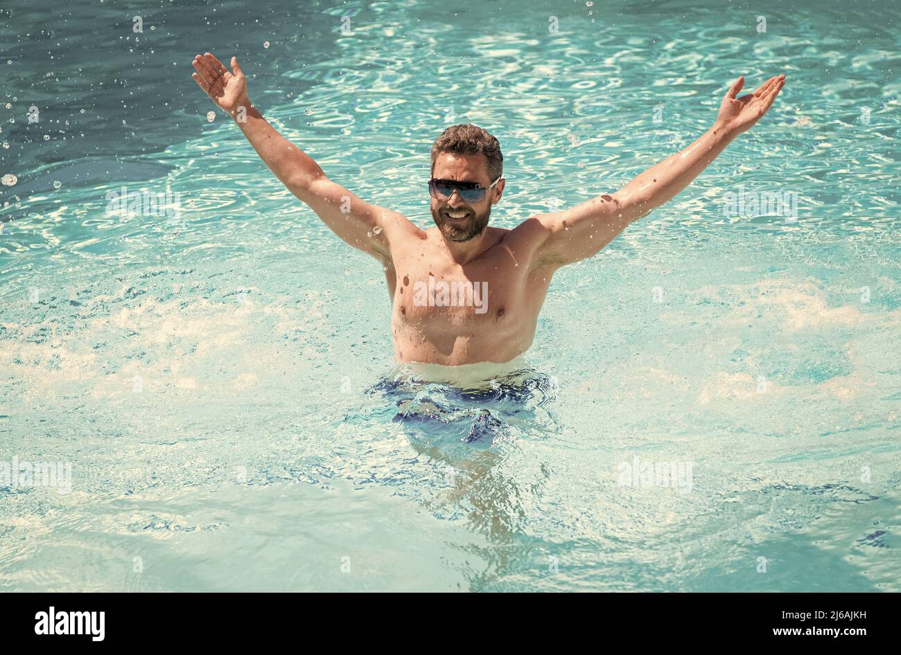 Sommer Spa Resort Urlaub. Glücklicher, gutaussehender Mann im Schwimmbad. Poolparty. Stockfoto