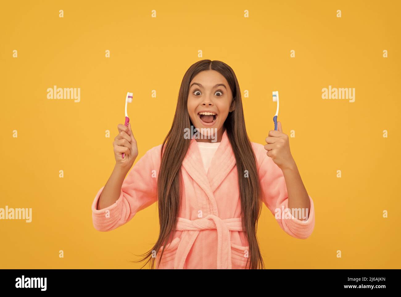 Morgenroutine. Kind tragen weichen Nachtsanzug. Kind in gemütlichen Schlafkleidung Bürstenzähne. Stockfoto