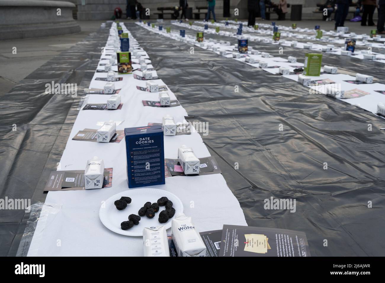 London, Großbritannien. 29.. April 2022. Open Iftar findet im Zentrum von London statt, um den Ramadan zu feiern. Freiwillige legen auf dem Platz kostenlose Speisen und Getränke für Menschen aus allen Gesellschaftsschichten ab, um sich zu treffen, zu reden und gemeinsam das Fasten zu brechen. Quelle: Glosszoom/Alamy Live News Stockfoto