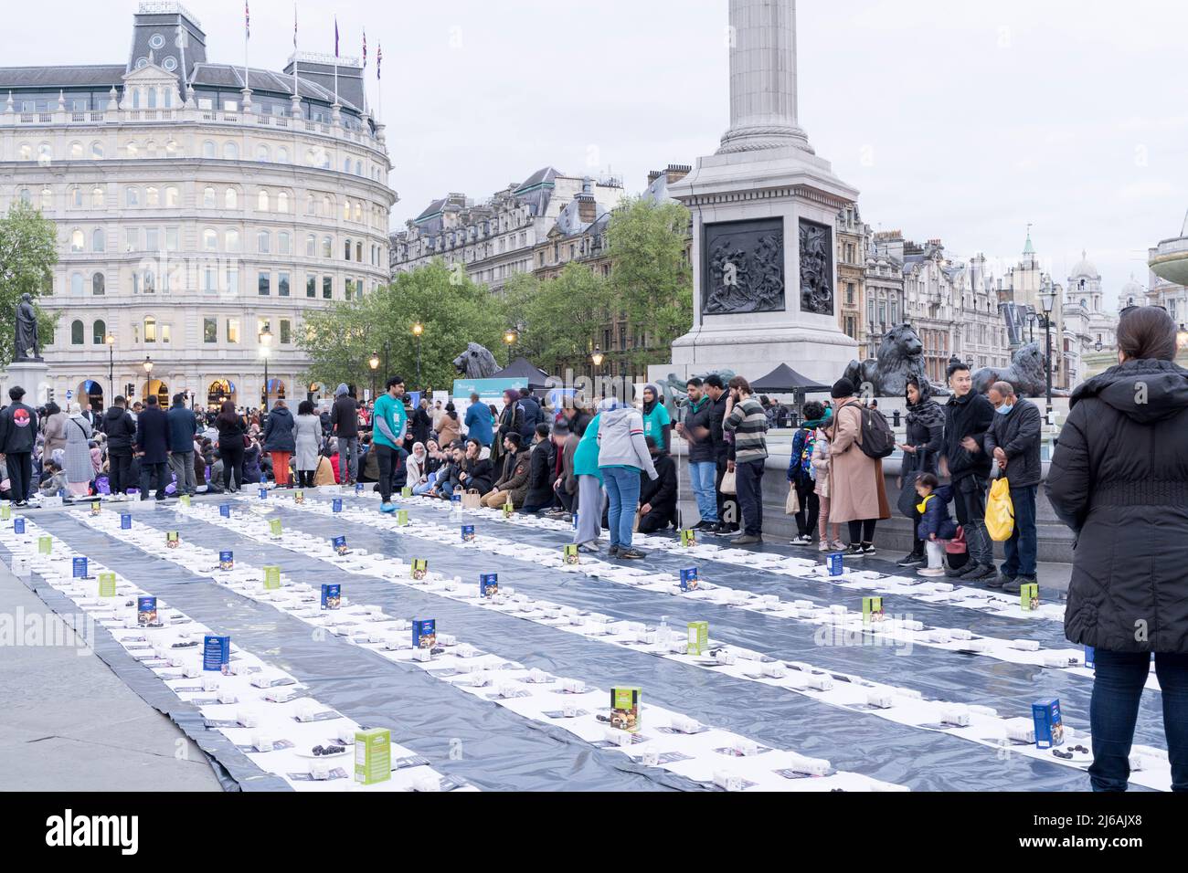 London, Großbritannien. 29.. April 2022. Open Iftar findet im Zentrum von London statt, um den Ramadan zu feiern. Freiwillige legen auf dem Platz kostenlose Speisen und Getränke für Menschen aus allen Gesellschaftsschichten ab, um sich zu treffen, zu reden und gemeinsam das Fasten zu brechen. Quelle: Glosszoom/Alamy Live News Stockfoto
