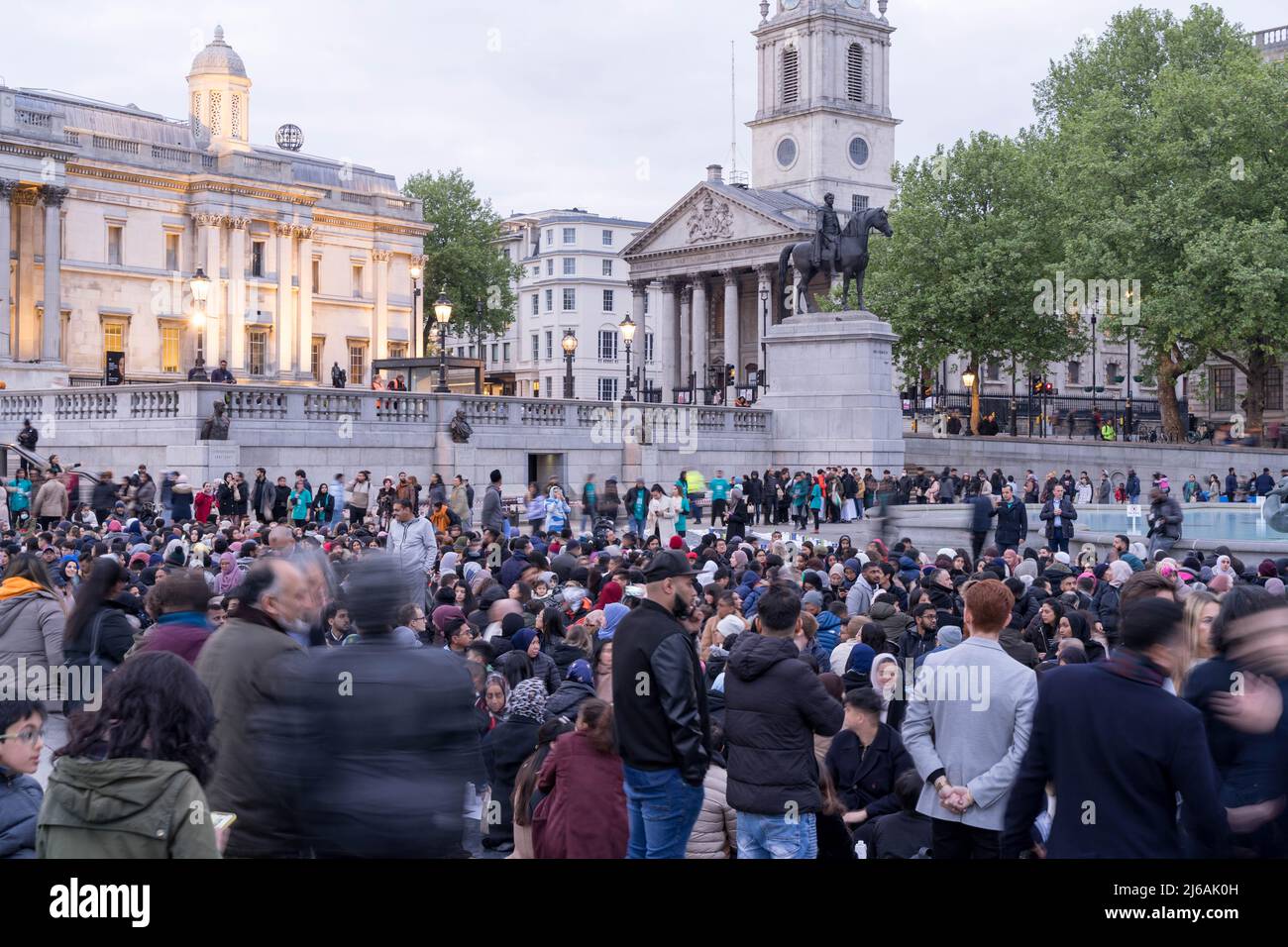 London, Großbritannien. 29.. April 2022. Open Iftar findet im Zentrum von London statt, um den Ramadan zu feiern. Freiwillige legen auf dem Platz kostenlose Speisen und Getränke für Menschen aus allen Gesellschaftsschichten ab, um sich zu treffen, zu reden und gemeinsam das Fasten zu brechen. Quelle: Glosszoom/Alamy Live News Stockfoto