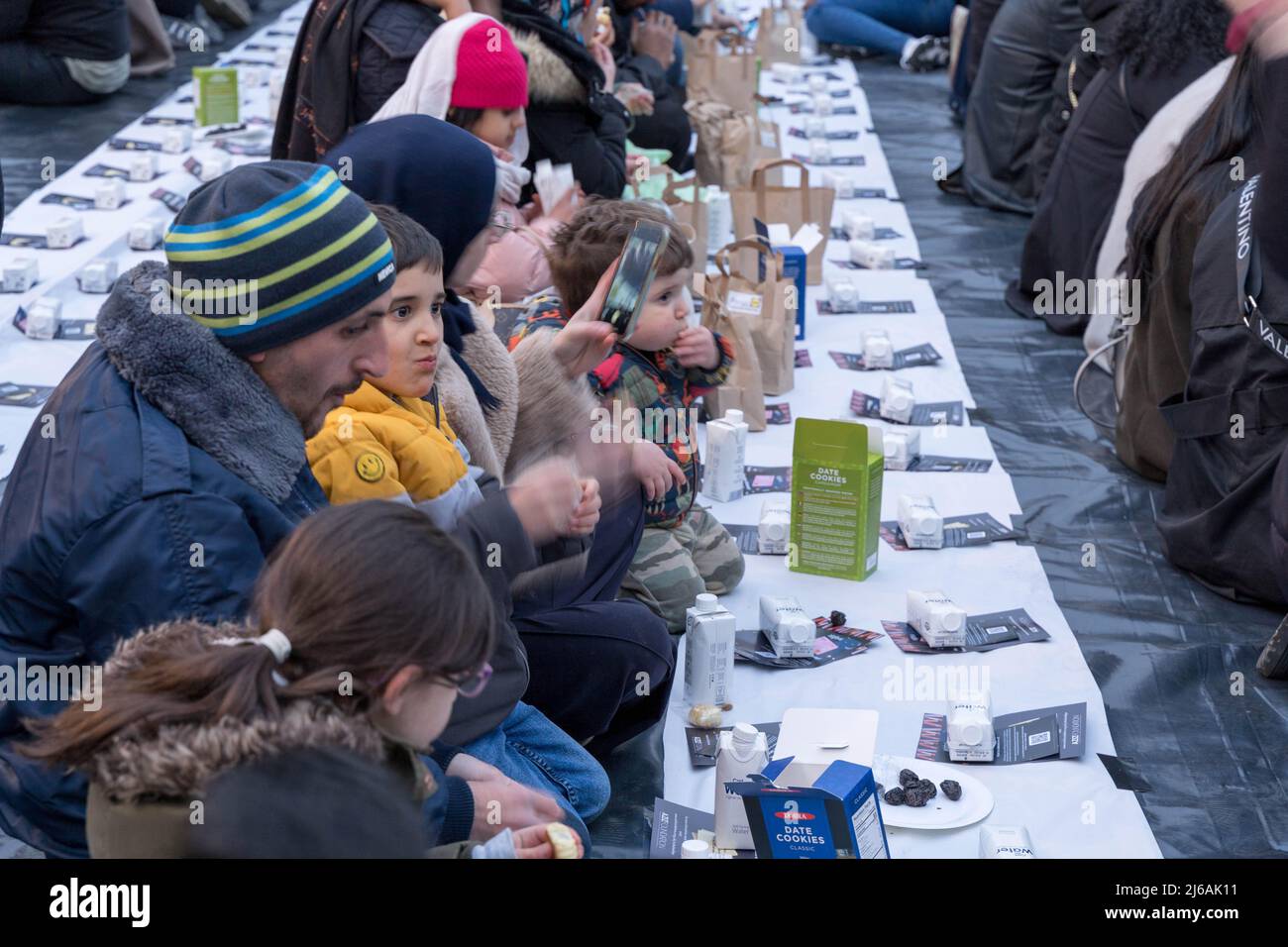 London, Großbritannien. 29.. April 2022. Open Iftar findet im Zentrum von London statt, um den Ramadan zu feiern. Freiwillige legen auf dem Platz kostenlose Speisen und Getränke für Menschen aus allen Gesellschaftsschichten ab, um sich zu treffen, zu reden und gemeinsam das Fasten zu brechen. Quelle: Glosszoom/Alamy Live News Stockfoto
