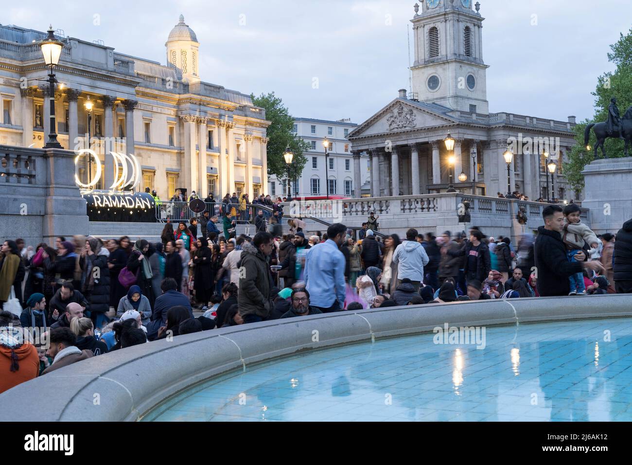 London, Großbritannien. 29.. April 2022. Open Iftar findet im Zentrum von London statt, um den Ramadan zu feiern. Freiwillige legen auf dem Platz kostenlose Speisen und Getränke für Menschen aus allen Gesellschaftsschichten ab, um sich zu treffen, zu reden und gemeinsam das Fasten zu brechen. Quelle: Glosszoom/Alamy Live News Stockfoto