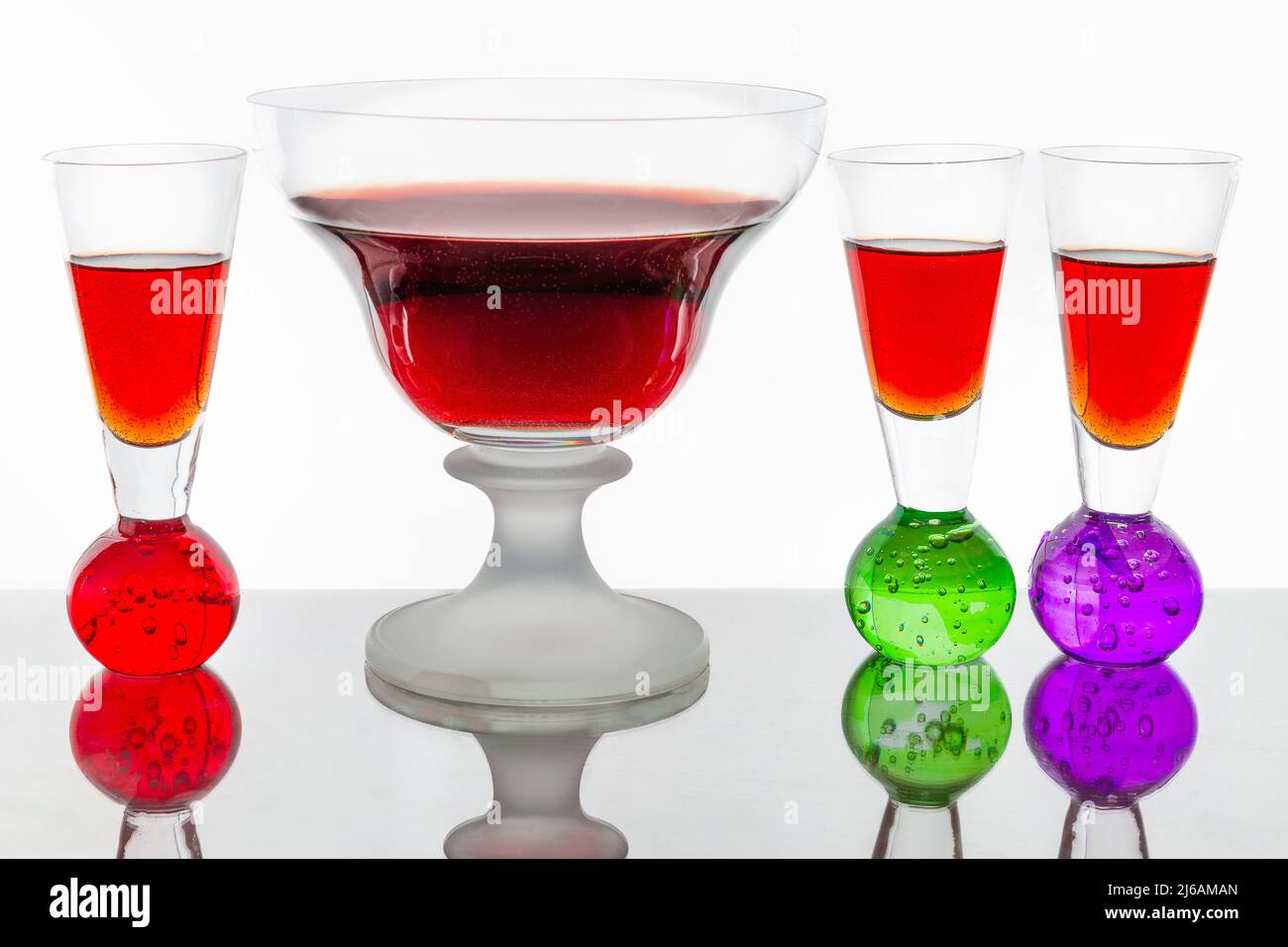 Alkoholpunsch mit Rum, Wodka Gläser können eine tolle Dekoration für Bars und Restaurants sein. Stockfoto