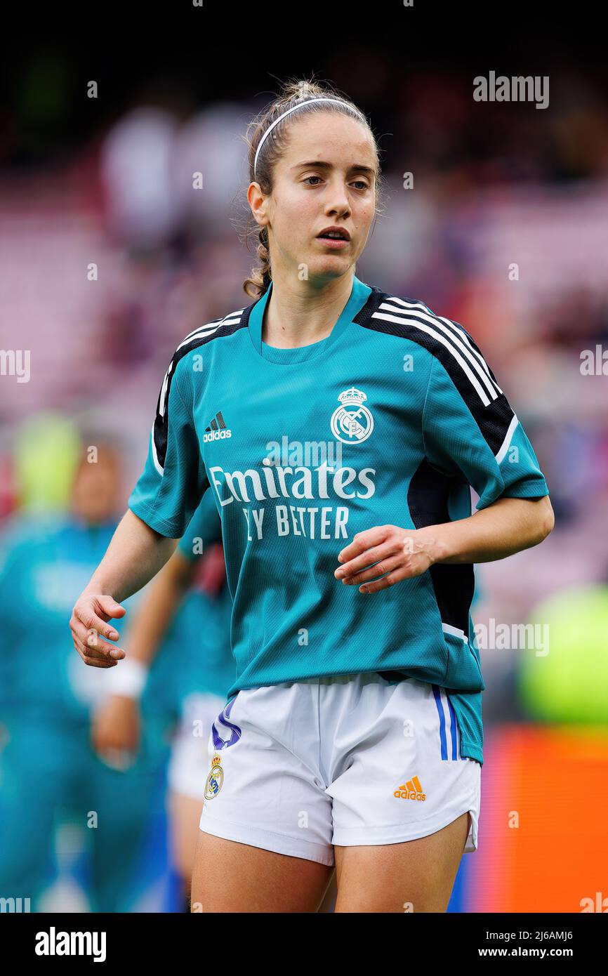 BARCELONA - MÄR 30: Maite Oroz wärmt sich vor dem UEFA Women's Champions League-Spiel zwischen dem FC Barcelona und Real Madrid im Camp Nou Stadium auf Stockfoto