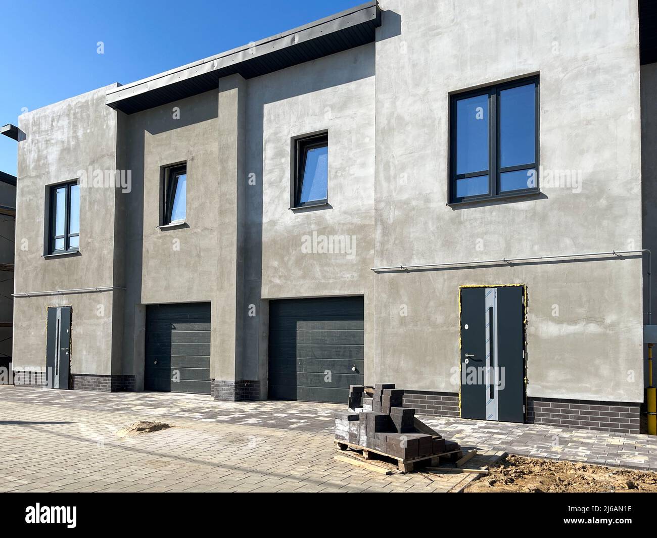 Außenansicht eines modernen Stadthauses. Das Konzept der Außengebäude von Mehrfamilienhäusern Stockfoto