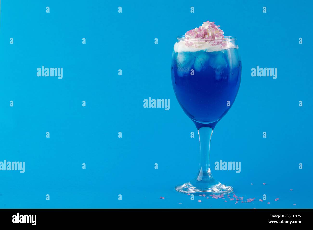 Blauer Cocktail mit Eis und Schlagsahne Stockfoto