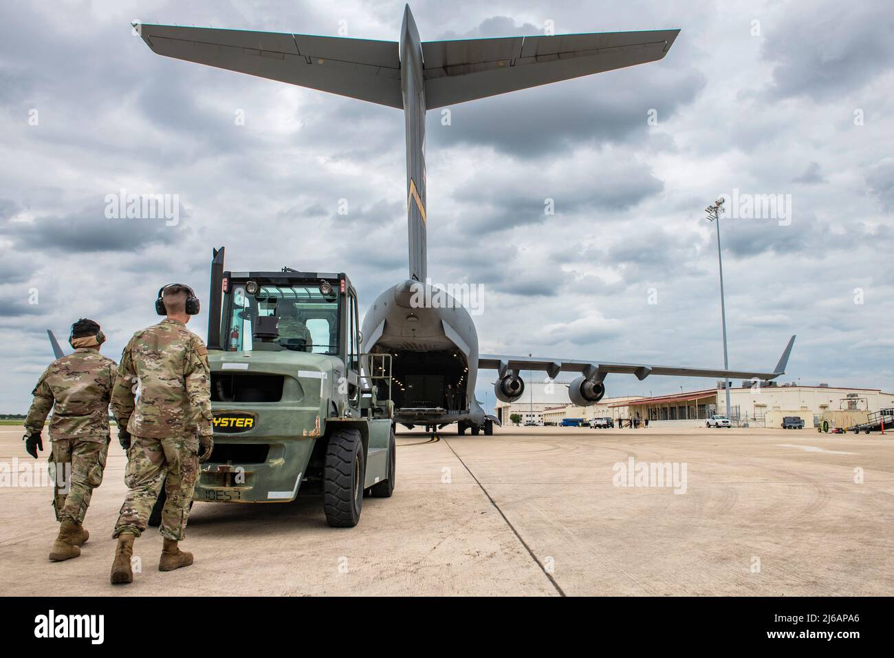 Der Flieger der 97. Logistics Readiness Squadron bereitet sich auf die Entladung von einer C-17 Globemaster III auf dem Joint Base San Antonio-Kelly Field, Texas, vor, 27. April 2022. Der 97. Air Mobility Wing setzte C-17, die Luftbesatzung und das Hilfspersonal des Luftwaffenstützpunktes Altus, Okla, zum Kelly Field als Teil der Task Force Red Mammoth ein, die sicherstellt, dass die Einheit globale Reichweite für Kampfeinsätze und Notfalleinsätze bieten kann und gleichzeitig die Ausbildung in einer mobilen Umgebung fortsetzt. (USA Luftwaffe Foto von Brian J. Valencia) Stockfoto