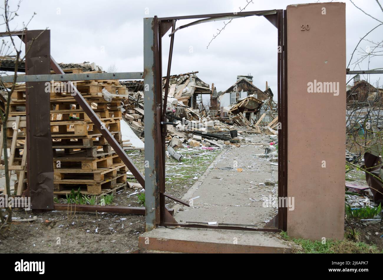 Dorf Dmytriwka, Region Kiew, Ukraine - 13. April 2022: Zerstörtes Privathaus während aktiver Feindseligkeiten in der Ukraine. Krieg Russlands gegen die Ukraine Stockfoto