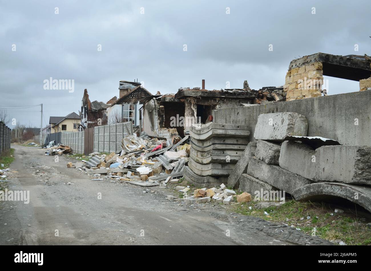 Dorf Dmytriwka, Region Kiew, Ukraine - 13. April 2022: Zerstörte Privathäuser während aktiver Feindseligkeiten in der Ukraine. Krieg Russlands gegen die Ukraine Stockfoto