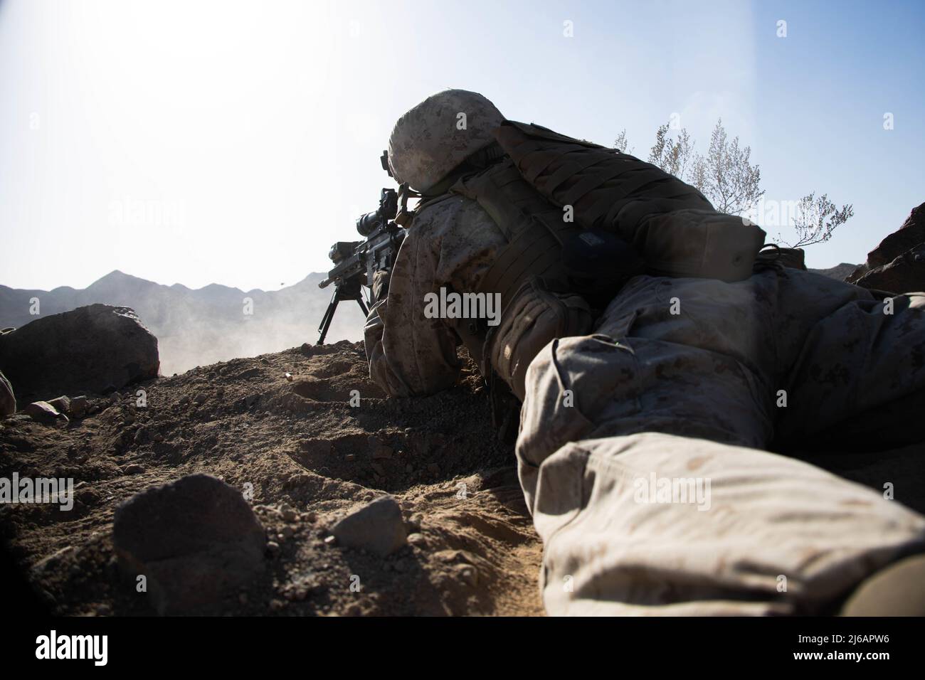 U.S. Marine Corps Lance CPL. Joseph McNally, ein Randalier der Kilo Company, 3D Bataillon, 1. Marine Regiment, 1. Marine Division, sorgt für Sicherheit während der Integrated Training Exercise (ITX) 3-22 im Marine Corps Air Ground Combat Center Twentynine Palms, Kalifornien, 17. April 2022. Während der einmonatigen Trainingsentwicklung, die sich aus mehreren Bereichen zusammensetzte, haben die Marines ein Kombimanöver mit offensiven und defensiven Kampfhandlungen zur Vorbereitung auf zukünftige Einsätze integriert. (USA Marine Corps Foto von Lance CPL. Brayden Daniel) Stockfoto