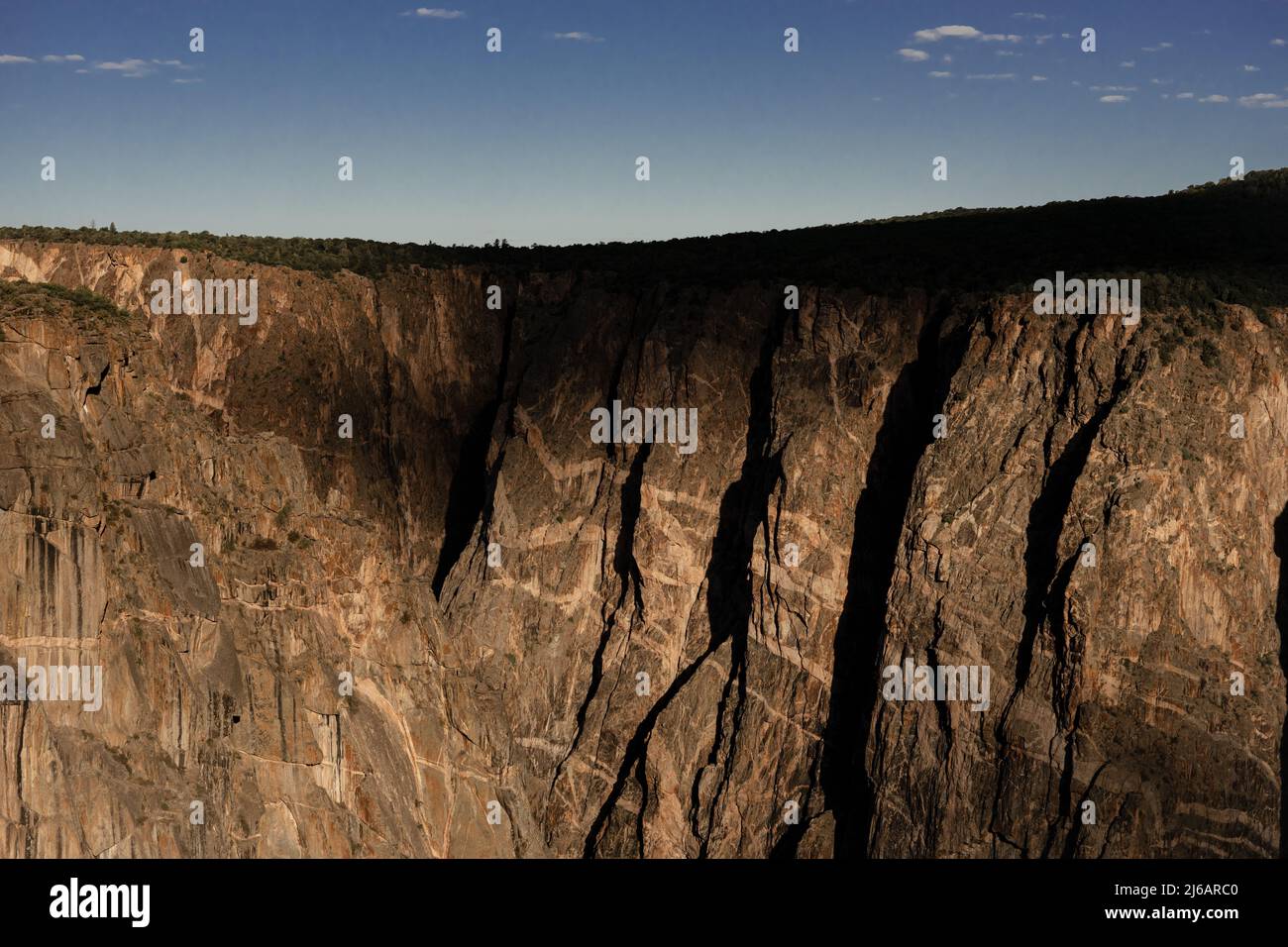 Die Wolke überquert den Canyon Edge im Black Canyon des Gunnison Stockfoto