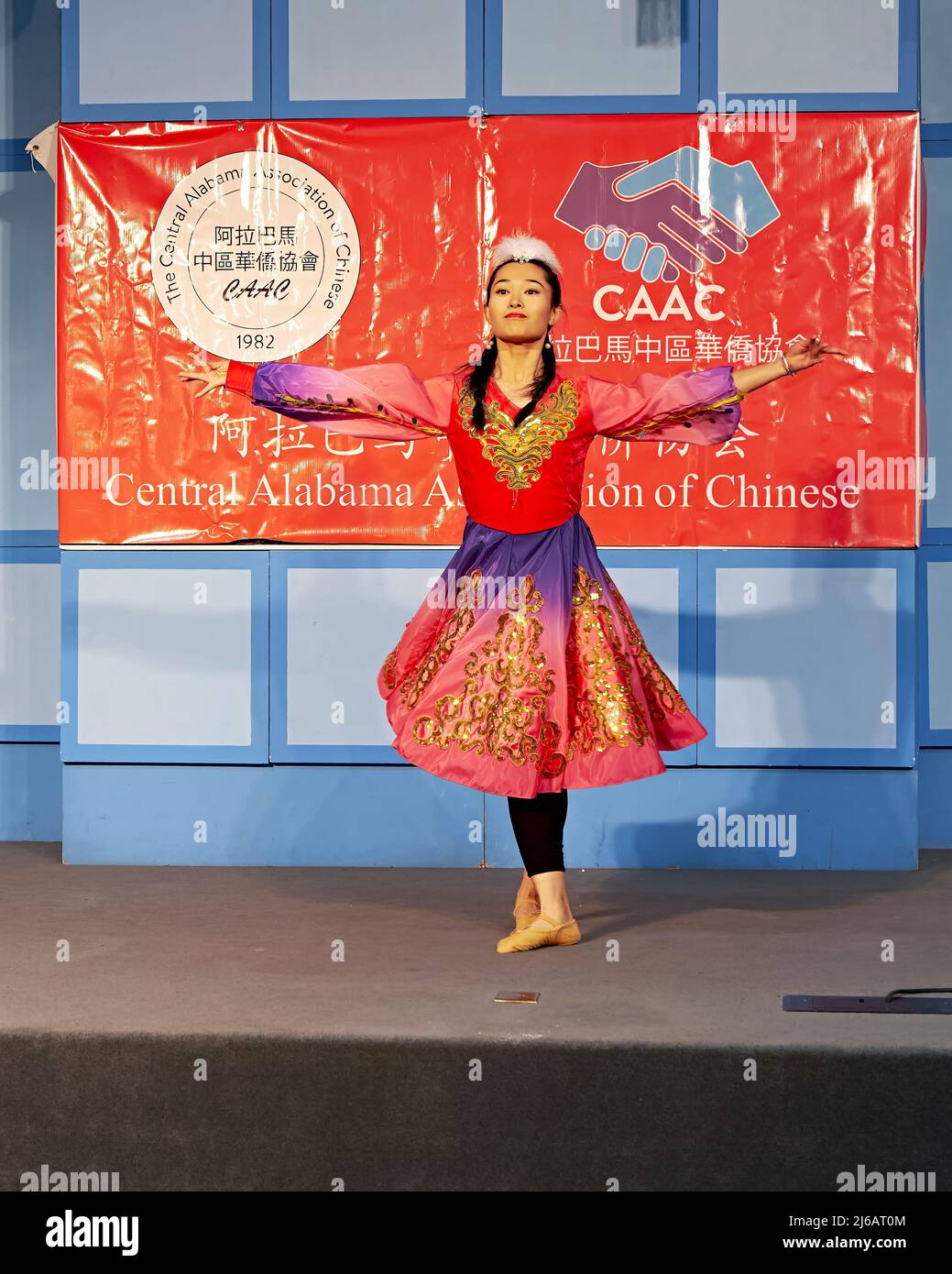 Traditionelle chinesische Tänzerin in Originalkleidung oder Kostüm für das chinesische Neujahr in der Central Alabama Association of Chinese Montgomery Alabama Stockfoto