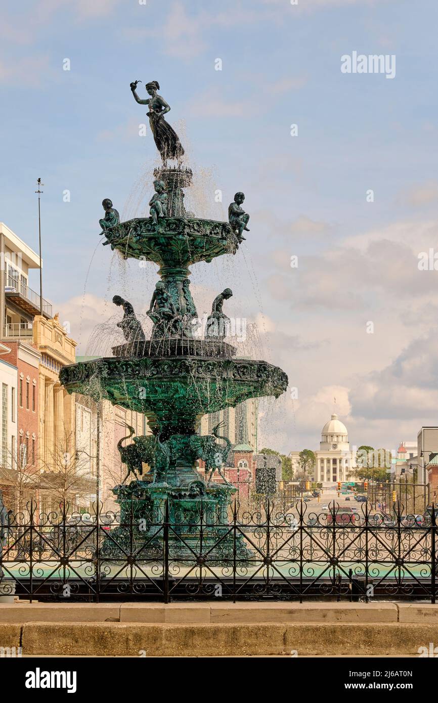 Court Square Springbrunnen, erbaut in den späten 1800er Jahren mit dem Alabama State Capitol Building im Hintergrund. Montgomery Alabama USA. Stockfoto