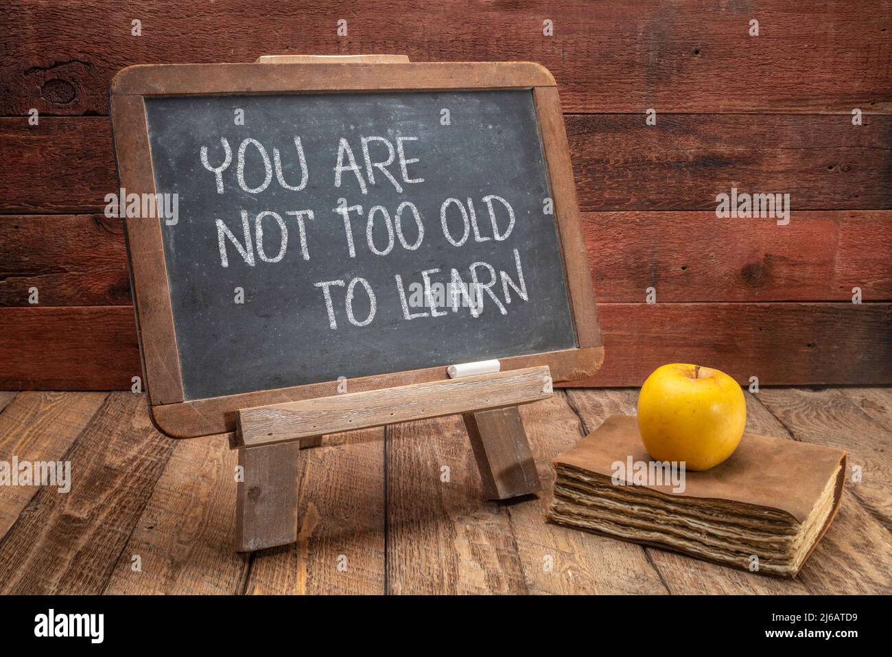 Sie sind nicht zu alt zu lernen - motivierende Worte auf einer alten Schiefertafel - kontinuierliche Bildung Konzept Stockfoto